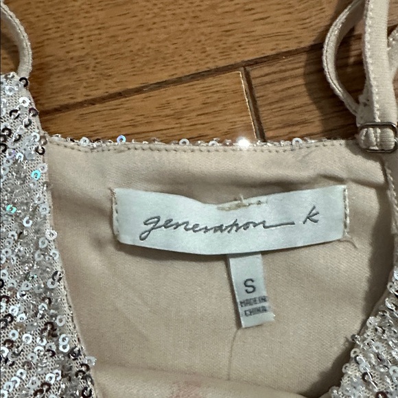 GENERATION Y Sparkling Silver Sequin Top - Picture 3 of 4